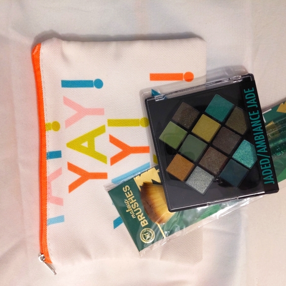 Premium Green Makeup Gift Set - Picture 4 of 9